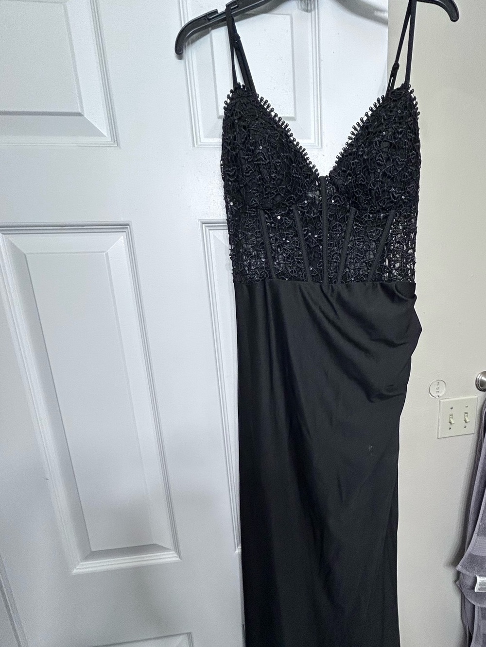 Elegant Black Sequined Spaghetti Strap Evening Dress